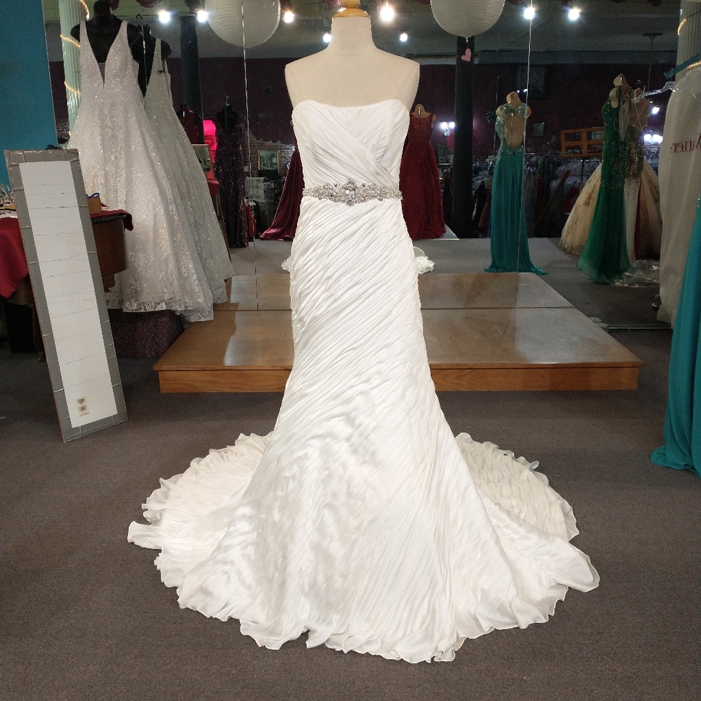 Wedding dress - Picture 1 of 4
